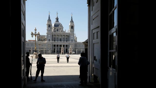 Polizisten gehen über einen Platz in Madrid. Polizisten gehen über einen Platz in Madrid.