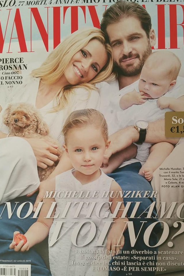 Cover der «Vanity Fair». Darauf zu sehen ist Michelle Hunziker mit einem Pudel auf dem Arm. Tomaso Trussardi mit Bart und einem Baby auf dem Arm. Im Vordergrund steht ein Mädchen in weissem Kleidchen. Cover der «Vanity Fair». Darauf zu sehen ist Michelle Hunziker mit einem Pudel auf dem Arm. Tomaso Trussardi mit Bart und einem Baby auf dem Arm. Im Vordergrund steht ein Mädchen in weissem Kleidchen.