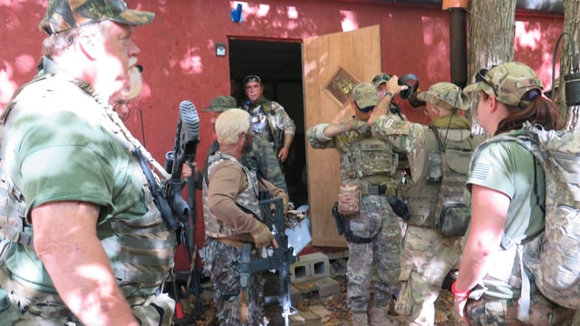 Die Gruppe mit Waffen und Bierbäuchen. Die Gruppe mit Waffen und Bierbäuchen.