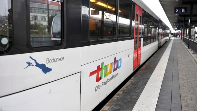 Zug der am Perron am Bahnhof Kreuzlingen wartet. Zug der am Perron am Bahnhof Kreuzlingen wartet.