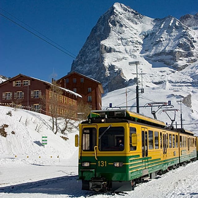 Die Wengernalpbahn mit dem Eiger im Hintergrund Die Wengernalpbahn mit dem Eiger im Hintergrund