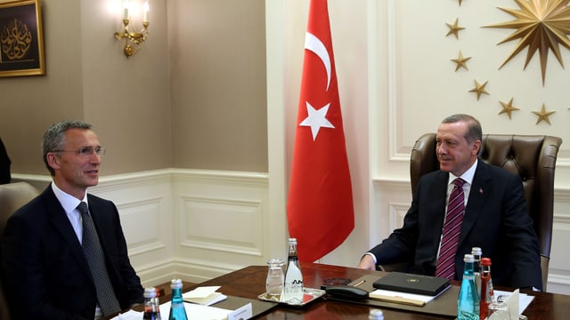 Nato-Generalsekretär Stoltenberg sitzt mit dem türkischen Präsidenten Erdogan am Tisch.