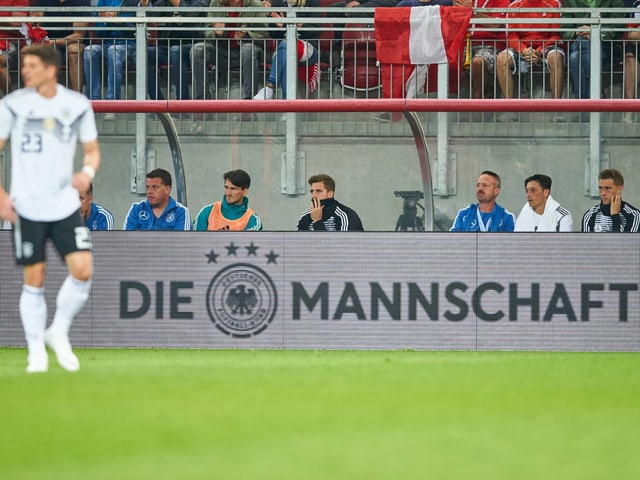 Die Bandenwerbung während einem Spiel der deutschen Nationalmannschaft. Die Bandenwerbung während einem Spiel der deutschen Nationalmannschaft.