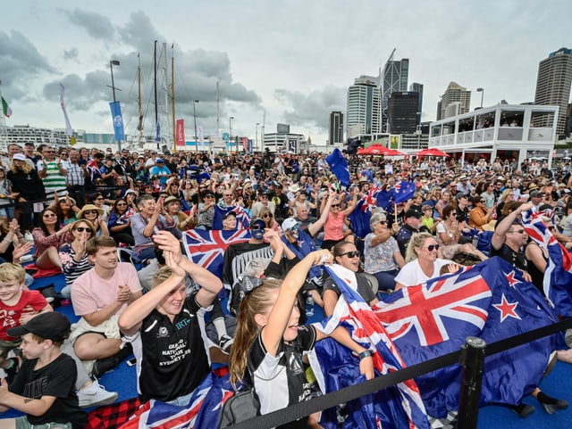 Fans feiern in Auckland den Sieg ihrer «Kiwis». Fans feiern in Auckland den Sieg ihrer «Kiwis».