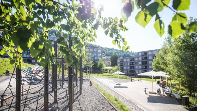 Eine Wohnsiedlung, viel Grün, helle Bausubstanz. Eine Wohnsiedlung, viel Grün, helle Bausubstanz.