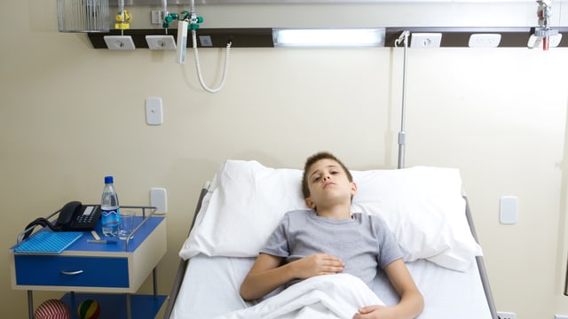Junge in Krankenhaus-Bett