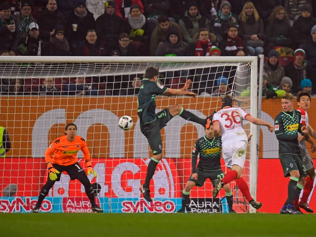 Martin Hinteregger erzielt einen Kopfballtreffer gegen Yann Sommer.