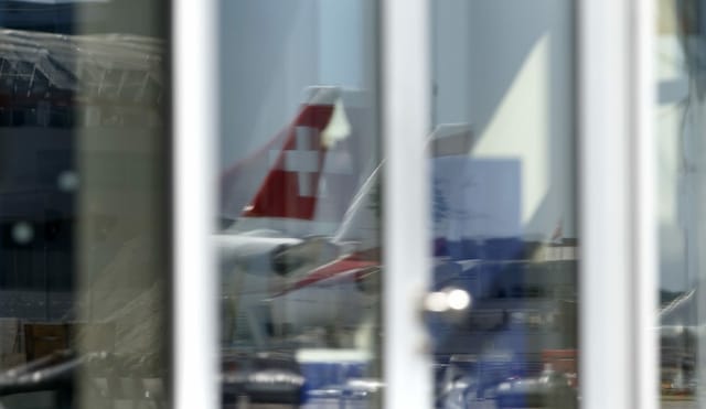 aviun cun bandiera svizra aviun cun bandiera svizra