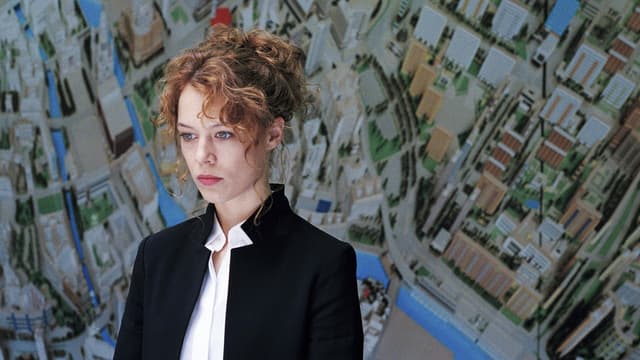 Paula Beer blickt im Berliner Museum für Stadtentwicklung gedankenverloren ins Nichts. Paula Beer blickt im Berliner Museum für Stadtentwicklung gedankenverloren ins Nichts.