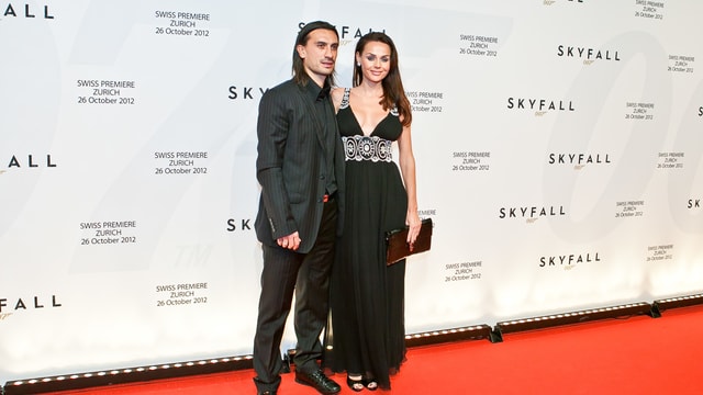 Hakan Yakin und seine Frau Tanja auf dem roten Teppich der James Bond-Premiere