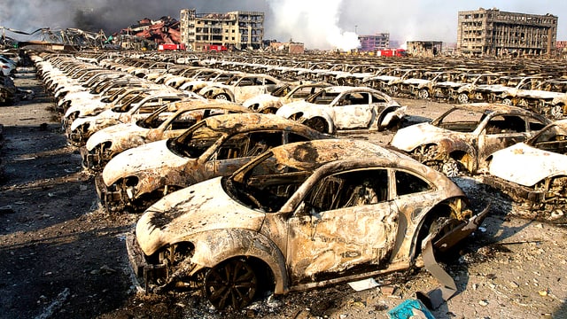 Ein Parkplatz mit lauter ausgebrannten Neuwagen in der chinesischen Hafenstadt Tianjin. Ein Parkplatz mit lauter ausgebrannten Neuwagen in der chinesischen Hafenstadt Tianjin.
