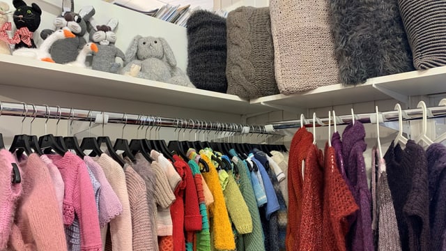 Auch gestrickte Kleider aus Wolle gibt es im Arboner «Wullelädeli» zu kaufen.