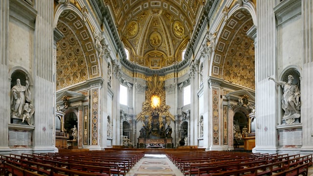 Die Innenansicht einer Kirche mit hölzernen Bänken und üppig verzierten Decken. Die Innenansicht einer Kirche mit hölzernen Bänken und üppig verzierten Decken.