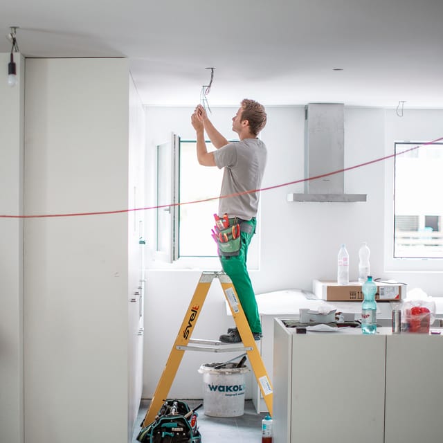 Lehrlinge arbeiten in einer Wohnung an der Elektronik in Kriens. (keystone) Lehrlinge arbeiten in einer Wohnung an der Elektronik in Kriens. (keystone)