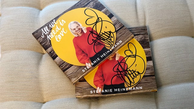 2 CDs von Stefanie Heinzmann liegen auf einem Kissen. 2 CDs von Stefanie Heinzmann liegen auf einem Kissen.