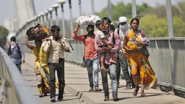 Wanderarbeiter mit ihren Kindern auf dem Rückweg