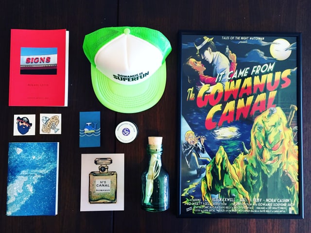 Tisch mit Souvenirs. Tisch mit Souvenirs.