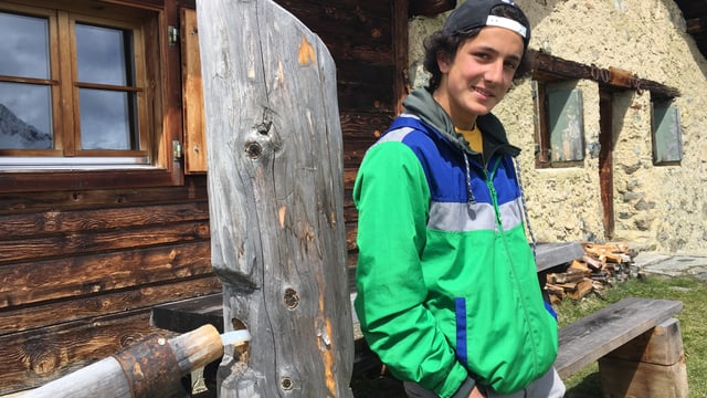Junger Mann vor Alphütte Junger Mann vor Alphütte