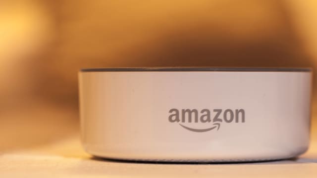 Ein Amazon-Echo-Dot-Lautsprecher. Ein Amazon-Echo-Dot-Lautsprecher.
