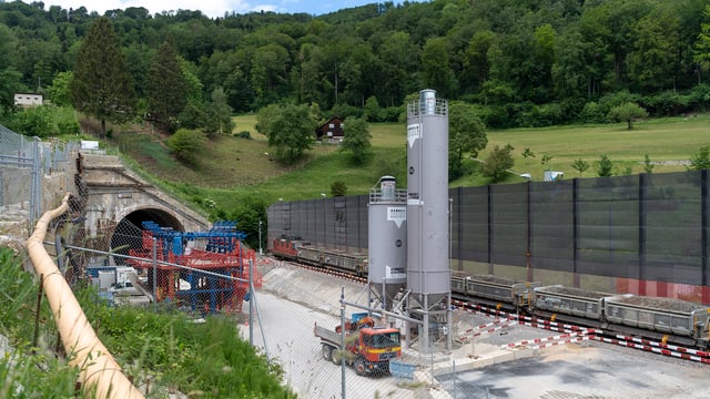 Blick auf Verladestation vor dem Tunnelportal Blick auf Verladestation vor dem Tunnelportal
