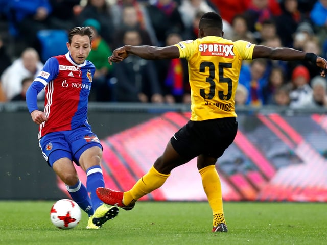 Ein Basel-Spieler spielt den Ball, ein YB-Spieler versucht ihn zu stören. Ein Basel-Spieler spielt den Ball, ein YB-Spieler versucht ihn zu stören.