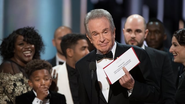 Warren Beatty hält den falschen Oscar-Zettel in der Hand. Warren Beatty hält den falschen Oscar-Zettel in der Hand.