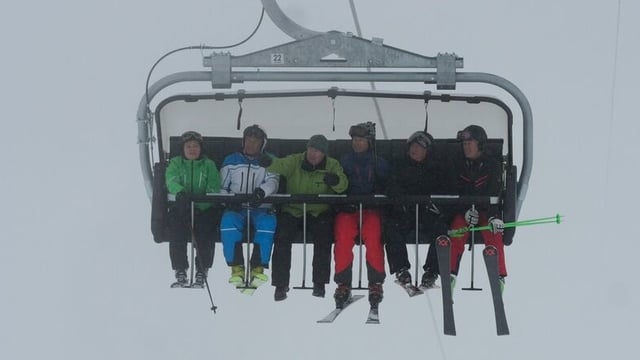 Ein Sessellift mit sechs Skifahrern drauf. Ein Sessellift mit sechs Skifahrern drauf.