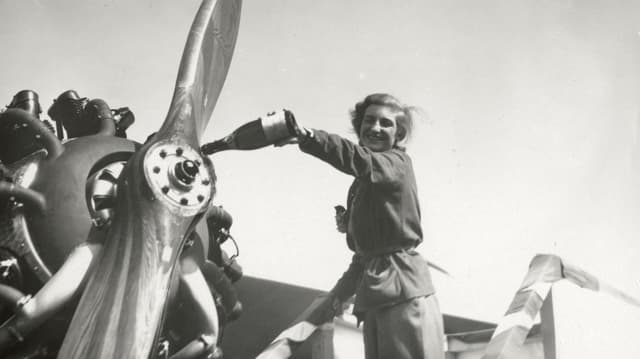 Margaret Fusbahn leert eine Flasche Sekt über den Propeller eines Flugzeuges. Margaret Fusbahn leert eine Flasche Sekt über den Propeller eines Flugzeuges.