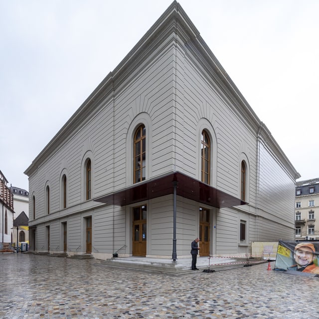 das Stadtcasino gesehen vom Barfüsserplatz - es ist nun vom markanten Casino-Kopfbau getrennt. das Stadtcasino gesehen vom Barfüsserplatz - es ist nun vom markanten Casino-Kopfbau getrennt.