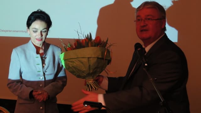 Mann mit Blumenstrauss neben Frau. Mann mit Blumenstrauss neben Frau.