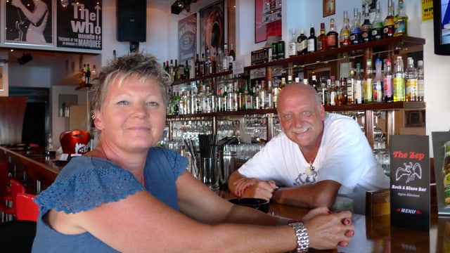 Buhholzers wanderten in der Staffel ?? nach Kreta aus. Sie führen dort eine Bar. Buhholzers wanderten in der Staffel ?? nach Kreta aus. Sie führen dort eine Bar.