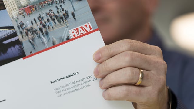 Symbolbild: Eine Person liest in einen Prospekt des RAV. Symbolbild: Eine Person liest in einen Prospekt des RAV.