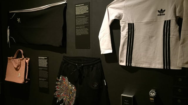 Gefälschte Markenkleider und Uhren. Gefälschte Markenkleider und Uhren.