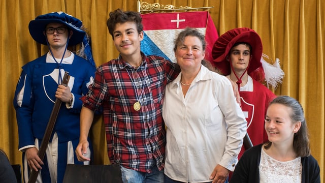 Junge mit Karohemd umarmt seine Mutter Junge mit Karohemd umarmt seine Mutter