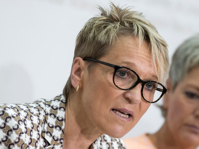 Rita Fuhrer spricht an einer Medienkonferenz. Rita Fuhrer spricht an einer Medienkonferenz.