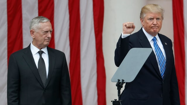 Mattis und Trump auf einem Podium. Mattis und Trump auf einem Podium.