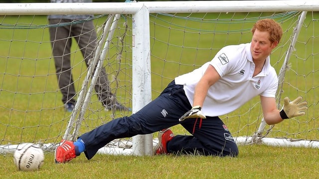 Prinz Harry im Goal einen Ball abfangen. Prinz Harry im Goal einen Ball abfangen.