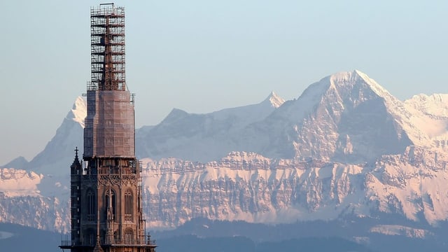 Das eingepackte Münster vor einer Bergkulisse. Das eingepackte Münster vor einer Bergkulisse.