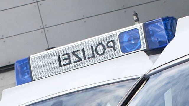 Aufnahme von einem Polizeiauto der Kantonspolizei Aargau, Blick auf das Blaulicht, welches abgeschaltet ist. Spiegelverkehrt steht das Wort POlizei zwischen beiden Blaulichtern geschrieben. Aufnahme von einem Polizeiauto der Kantonspolizei Aargau, Blick auf das Blaulicht, welches abgeschaltet ist. Spiegelverkehrt steht das Wort POlizei zwischen beiden Blaulichtern geschrieben.