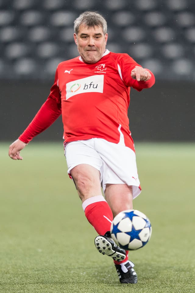 Nationalrat Eric Nussbaumer im Sportdress am Fussball spielen. Nationalrat Eric Nussbaumer im Sportdress am Fussball spielen.