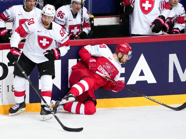 Tristan Scherwey, hier im Zweikampf mit dem Dänen Mikkel Boedker. Tristan Scherwey, hier im Zweikampf mit dem Dänen Mikkel Boedker.