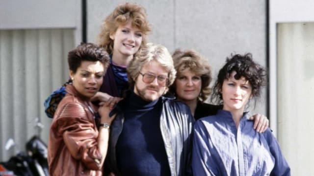 Auf dem Bild ist ein Teil der Crew der Serie «Widows» von 1983 zu sehen. Auf dem Bild ist ein Teil der Crew der Serie «Widows» von 1983 zu sehen.