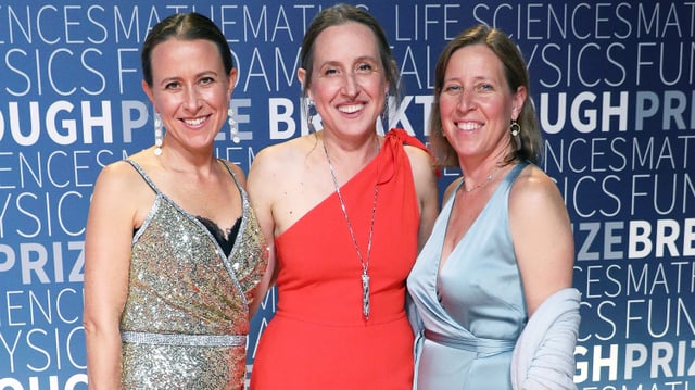 Drei Frauen im Abendkleid auf dem roten Teppich. Drei Frauen im Abendkleid auf dem roten Teppich.