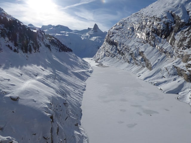Blick auf den zugefrorenen Zervreilastausee. Im Hintergrund das Zervreilahorn.