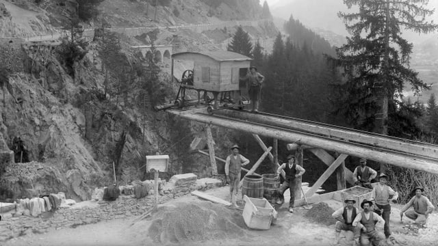 Lavurs vid la punt gronda tranter Mustér e Sumvitg. Lavurs vid la punt gronda tranter Mustér e Sumvitg.