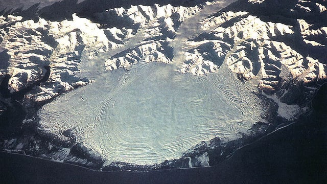 Satellitenfoto des Malaspina-Gletschers, der mit mehr als 4200 Quadratkilometern Fläche zu den grössten Gletschern seiner Art weltweit gehört. Satellitenfoto des Malaspina-Gletschers, der mit mehr als 4200 Quadratkilometern Fläche zu den grössten Gletschern seiner Art weltweit gehört.