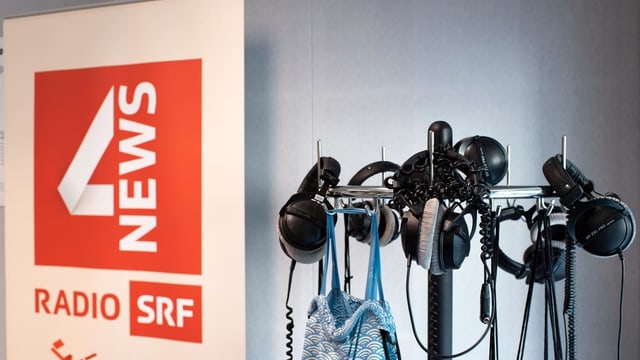 Logo SRF 4 News und Kopfhörer. Logo SRF 4 News und Kopfhörer.
