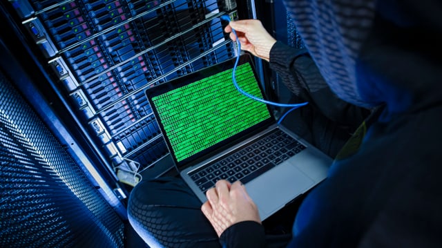 Hacker in einem Serverraum. Hacker in einem Serverraum.