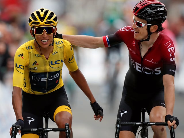 Geraint Thomas gratuliert Egan Bernal zum bevorstehenden Tour-de-France-Gesamtsieg. Geraint Thomas gratuliert Egan Bernal zum bevorstehenden Tour-de-France-Gesamtsieg.