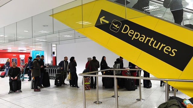 Passagiere an Flughafen Passagiere an Flughafen